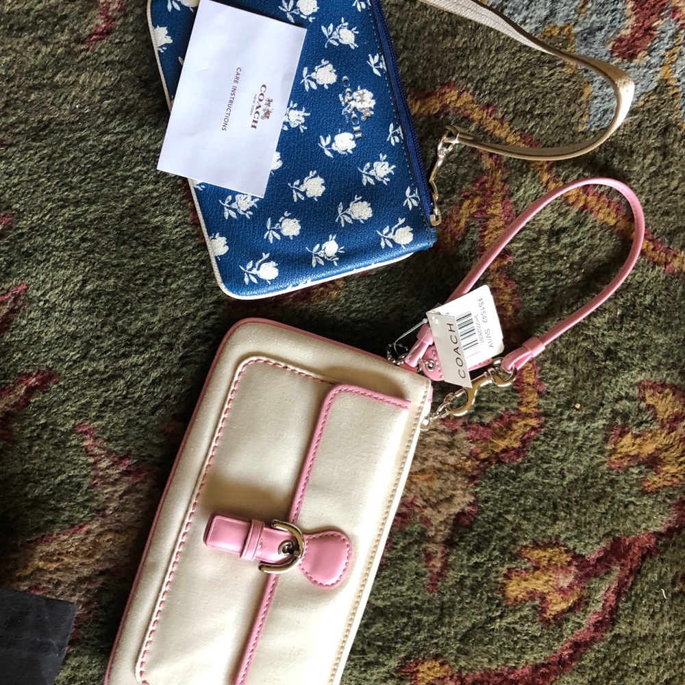 Wristlet wallets
